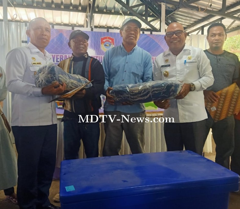 Kemandirian Ekonomi: Bupati Kanis Serahkan Bantuan Sarana Prasarana untuk Nelayan