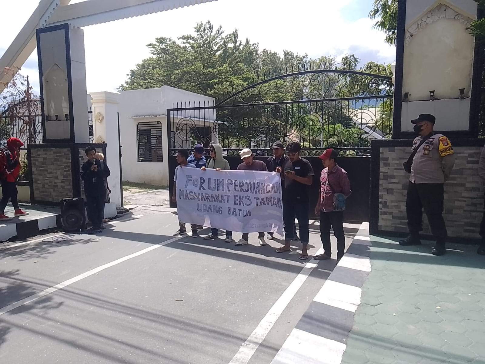 Mahasiswa dan Masyarakat eks Tambak Udang Batui Demo DPRD Sulteng