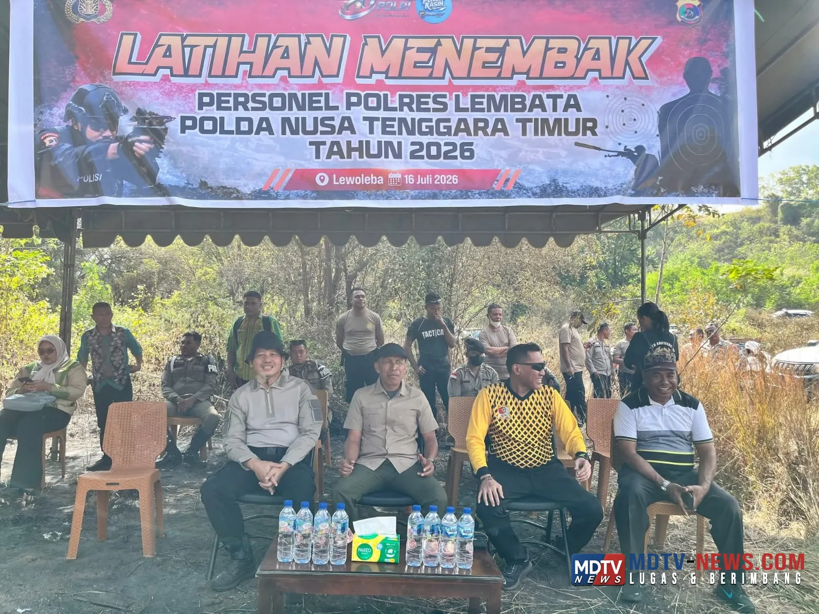 Wakil Bupati Lembata Jajal Kemampuan Menembak Bersama Personel Polres di Bukit Muruona