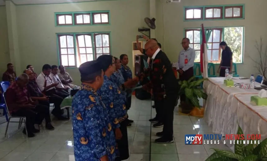 Bupati Lembata Serahkan SK Kepala Sekolah dan Guru, Tegaskan Jabatan Bukan Akhir Pengabdian