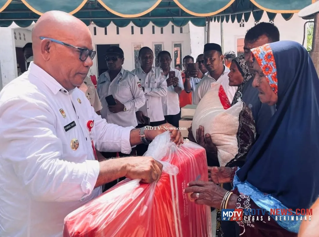 Pemerintah Kabupaten Lembata Serahkan Bantuan Langsung Kepada Warga Terdampak Gempa di Desa Babokerong