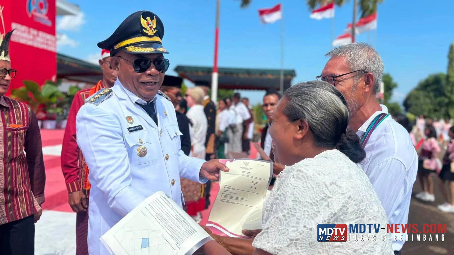 Di Momentum HUT ke-81 RI, Bupati Lembata Serahkan Sertifikat Tanah kepada Masyarakat