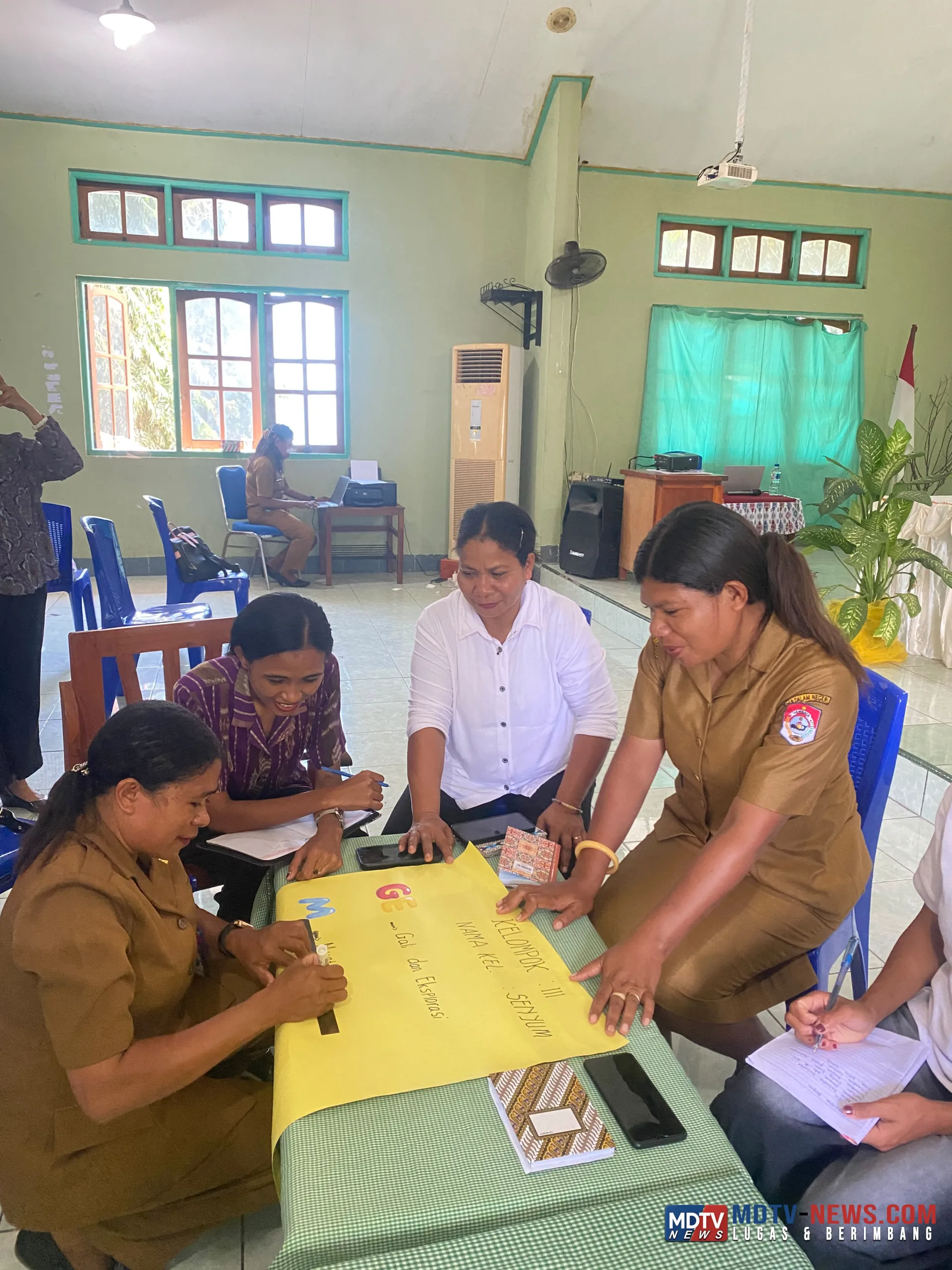 Guru SD di Lembata Belajar Mendekatkan Matematika dengan Dunia Anak Melalui Model GEMBIRA