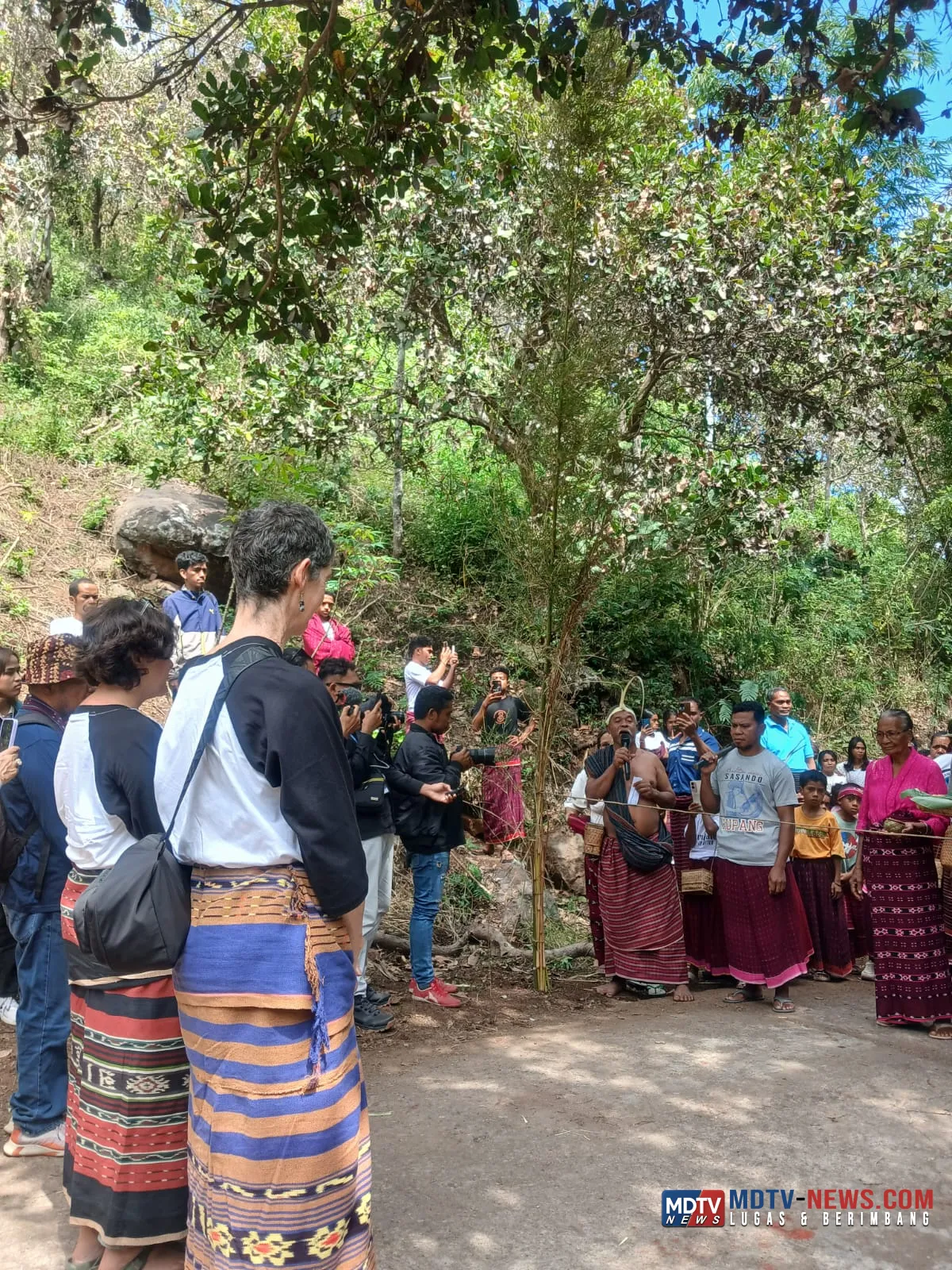 Wisatawan Jelajahi Dua Desa Adat Atadei pada Hari Kedua Festival Lamaholot 2026